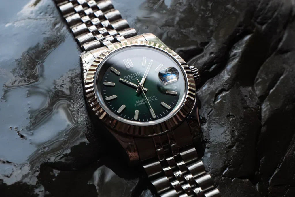 Seiko Moddy im Rolex-Style mit grünem Zifferblatt und Edelstahlarmband – handgemachte günstige Alternative zu Luxusuhren.