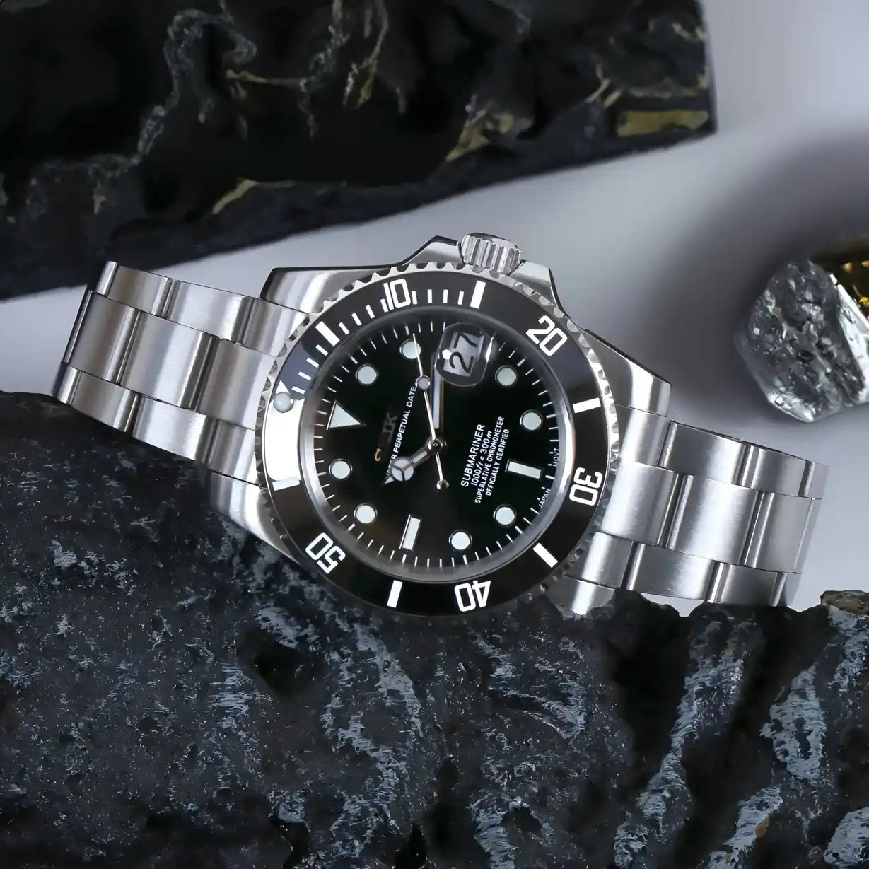 Seikomariner Classic Black Seiko Mod Submariner in Edelstahl mit schwarzem Zifferblatt und schwarzer Lünette, fotografiert als Kategorie-Bild für die GMTeiko und Seikomariner Kollektion.