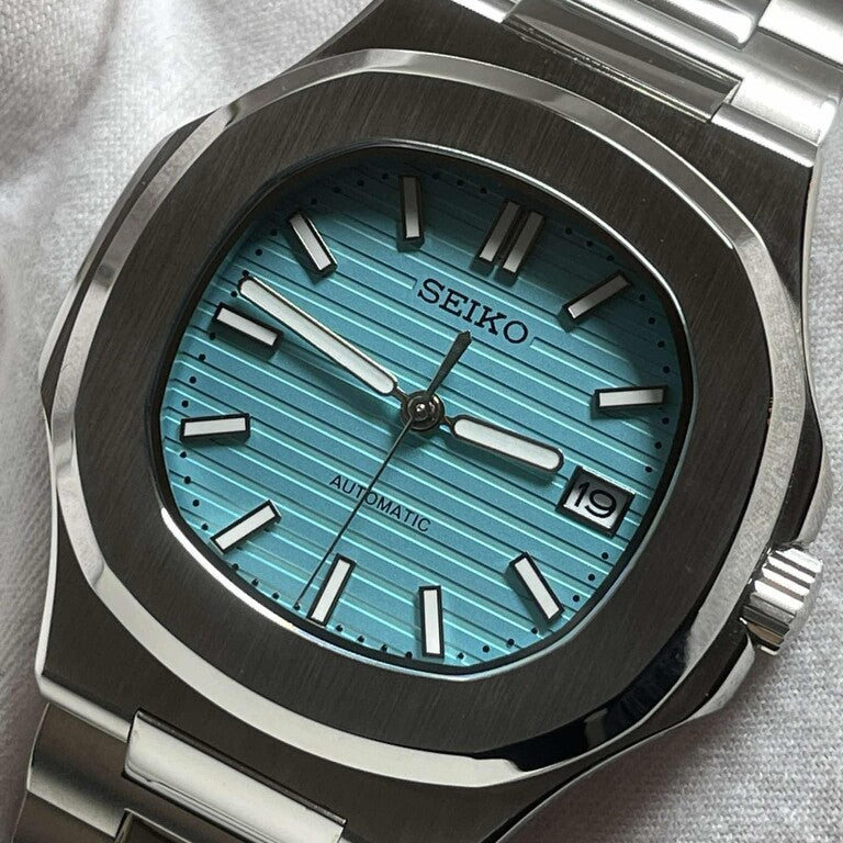 Dial view Seiko Mod Nautilus Tiffany focusing on turquoise color and horizontal pattern
