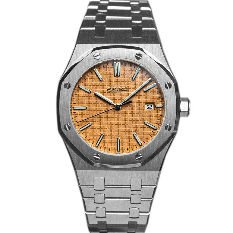 Front view of the Seiko Mod Royal Oak featuring a salmon-patterned dial with applied indices, stainless steel octagonal bezel with screws, date display at three o’clock, and integrated brushed steel bracelet.