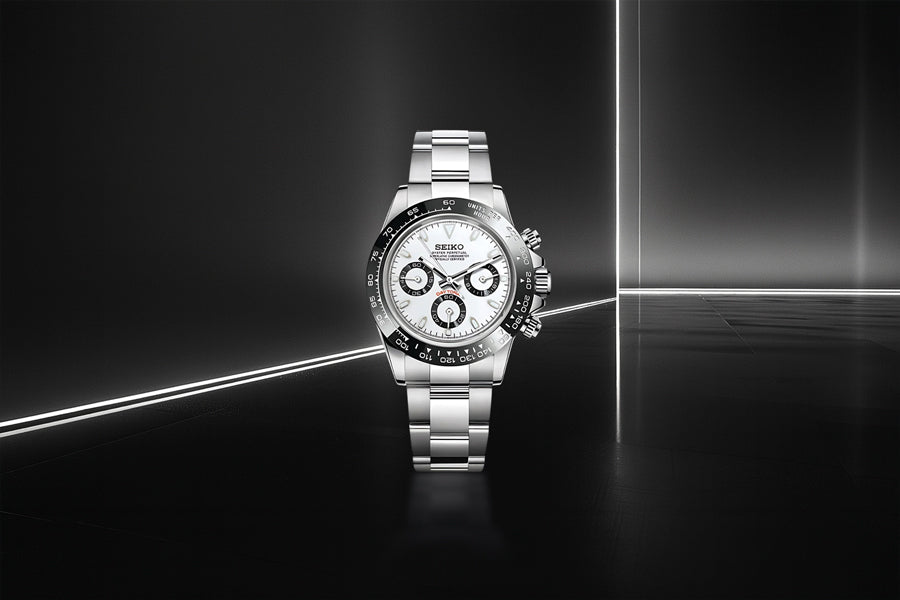 Seiko Mod Seitona Panda Chronograph mit weißem Zifferblatt und schwarzen Totalisatoren vor schwarzem Hintergrund