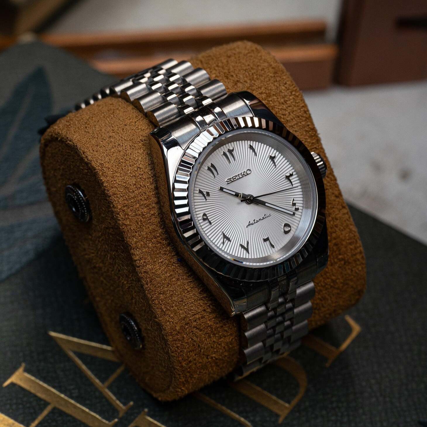 Datejust White Textured Arabic Schrägansicht mit Gehäuse Reflektion, Edelstahl Jubilee Armband Glieder und poliertem Finish