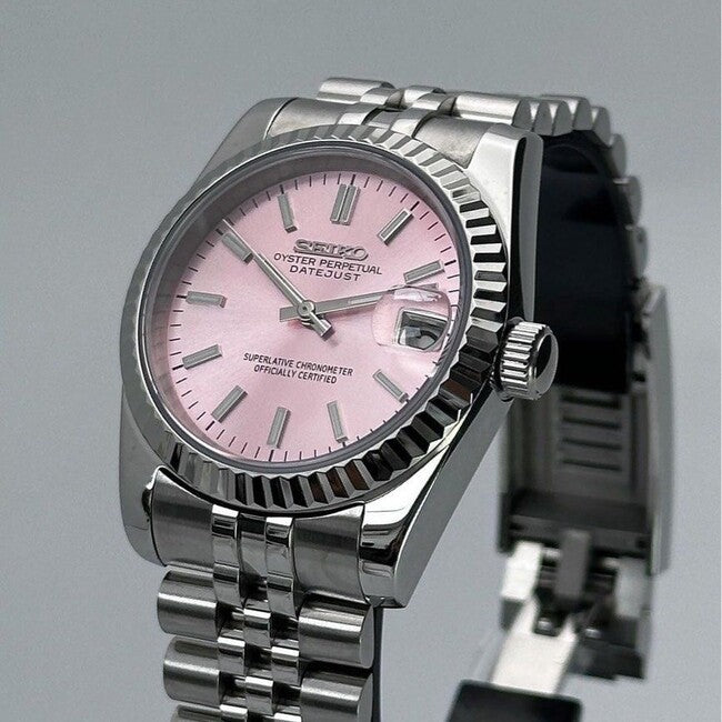 Datejust Pink Seitenansicht mit rosafarbenem Zifferblatt, vergrößerter Datumslupe, Jubilee Armband und Edelstahlgehäuse