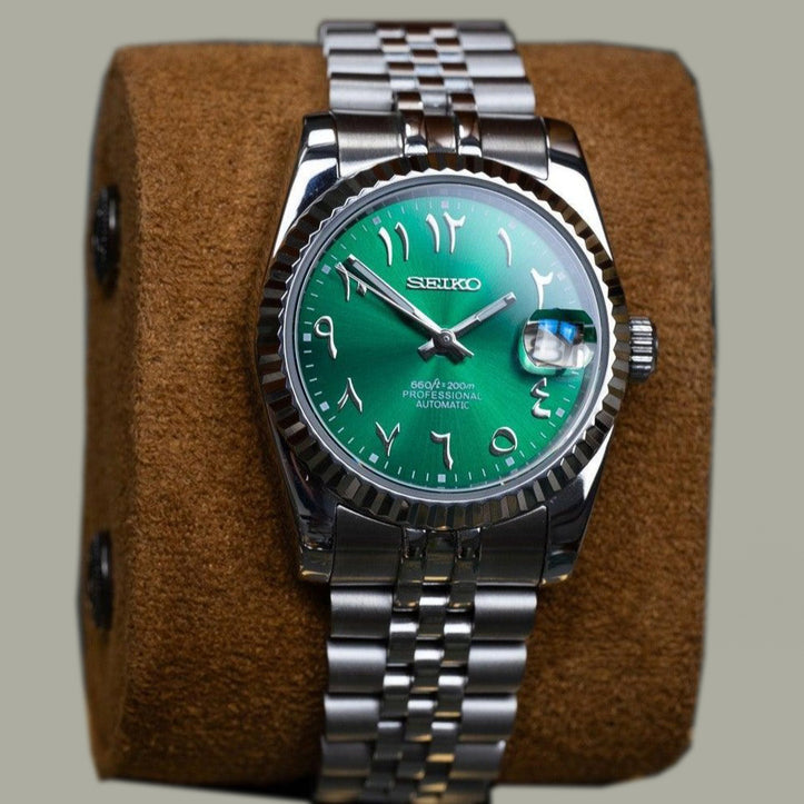 Datejust Royal Green Arabic Draufsicht mit smaragdgrünem Zifferblatt, arabischen Ziffern, Fluted Bezel und Edelstahlgehäuse