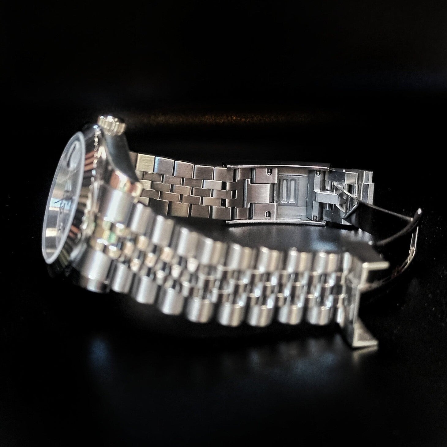 Datejust Silver Roman Jubilee Armband Nahaufnahme mit poliertem Finish, Edelstahl Glieder und klassischer Konstruktion