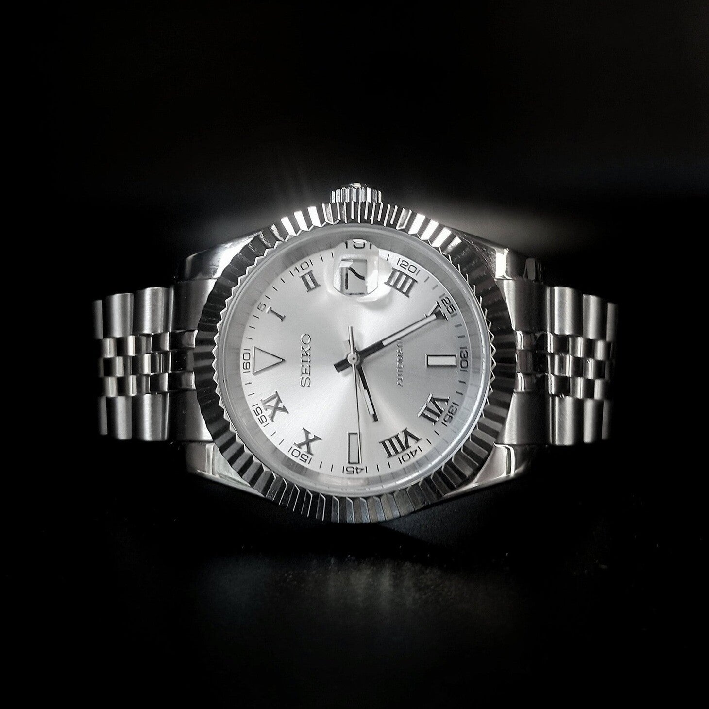 Datejust Silver Roman horizontale Aufnahme mit silbernem Zifferblatt, römischen Ziffern, Jubilee Armband und weichem Licht