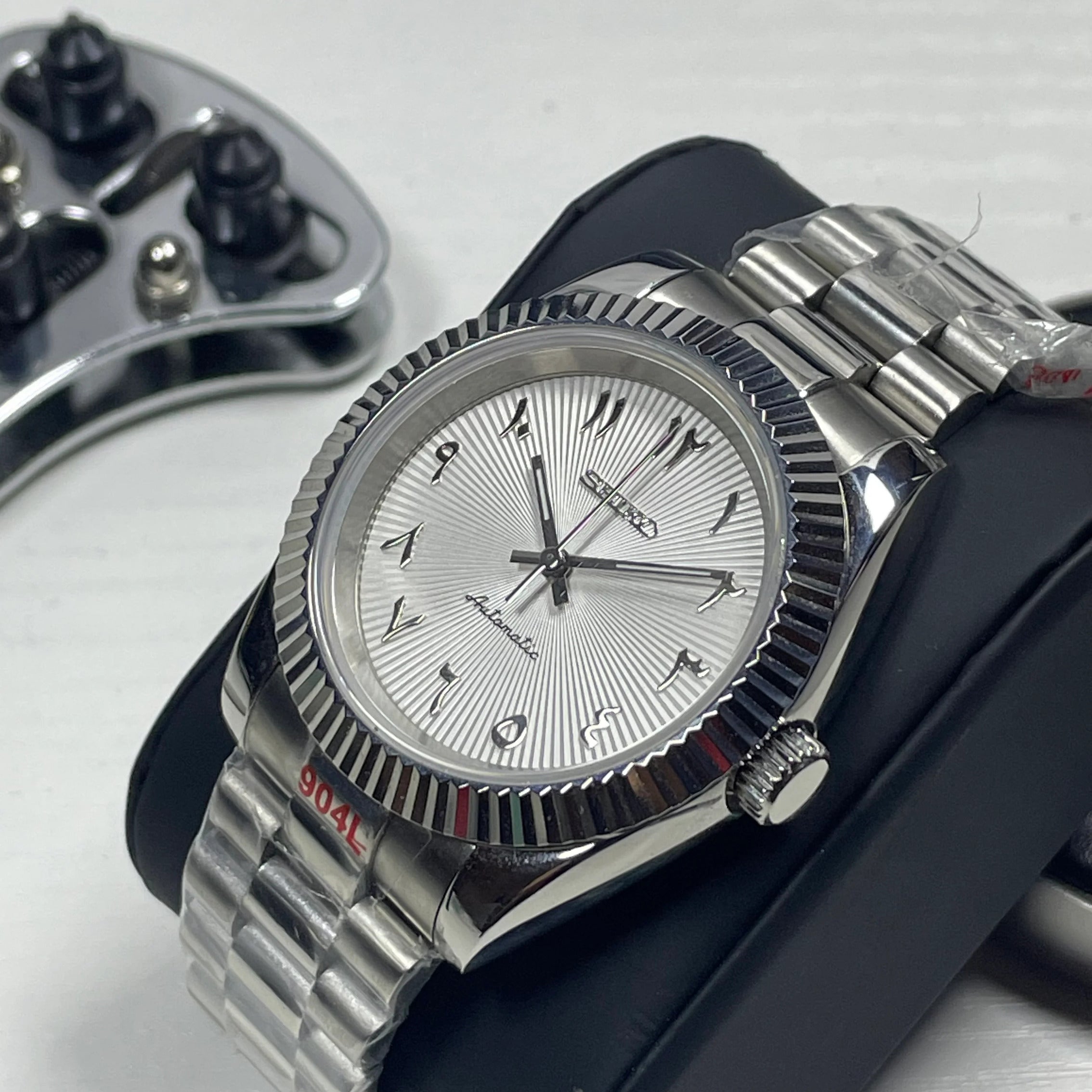 Datejust White Textured Arabic Nahaufnahme mit Fluted Bezel, gebürstetem Armband, arabischen Ziffern und poliertem Gehäuse