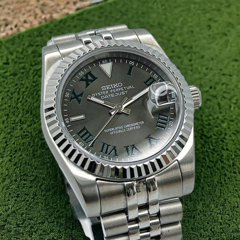 Seiko Mod Datejust Wimbledon Frontansicht mit dunkelgrauem Zifferblatt, grünen römischen Ziffern, Fluted Bezel und Edelstahlgehäuse