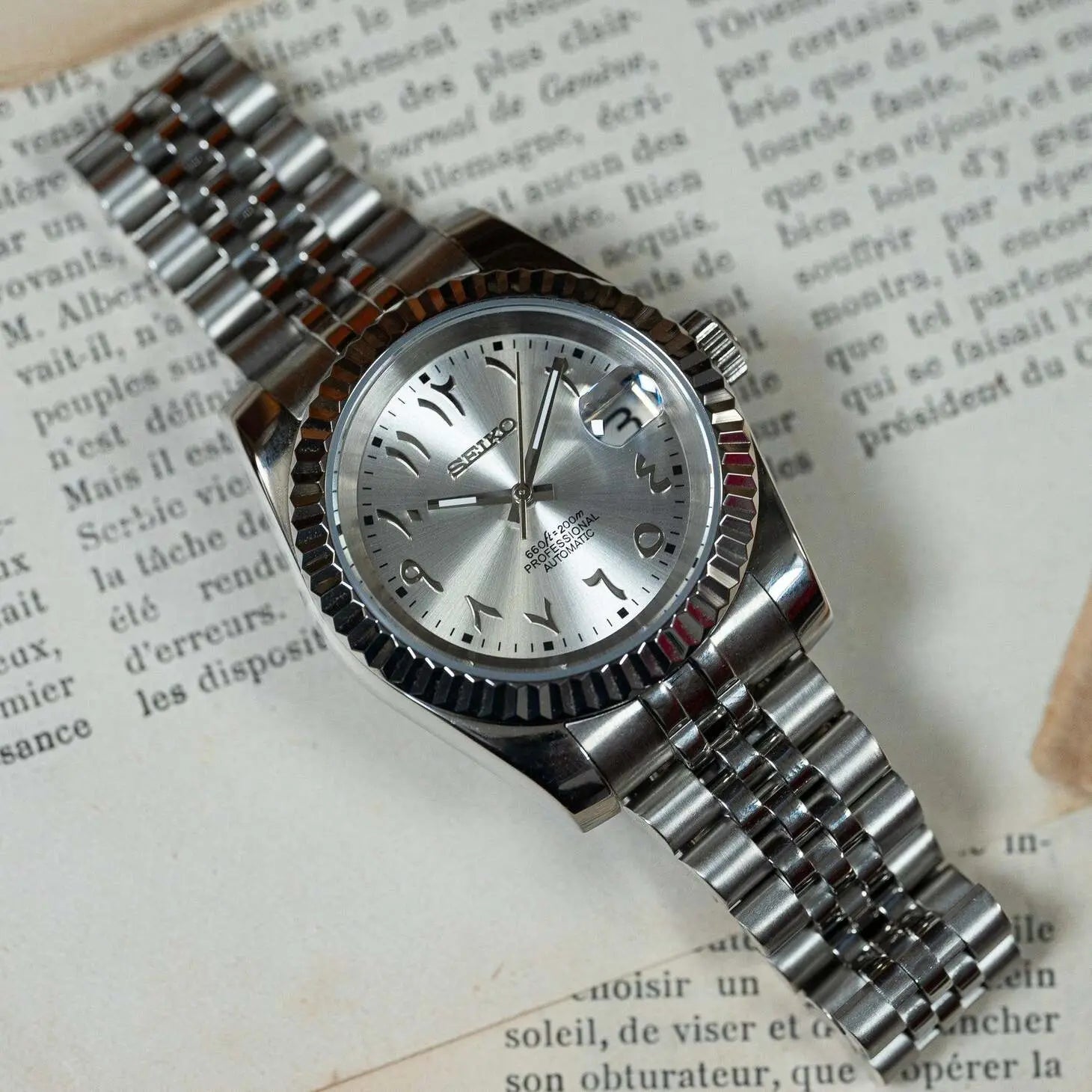 Seiko Mod Datejust Silver Arabic mit Zyklop-Lupe über der Datumsanzeige und Jubilee Armband