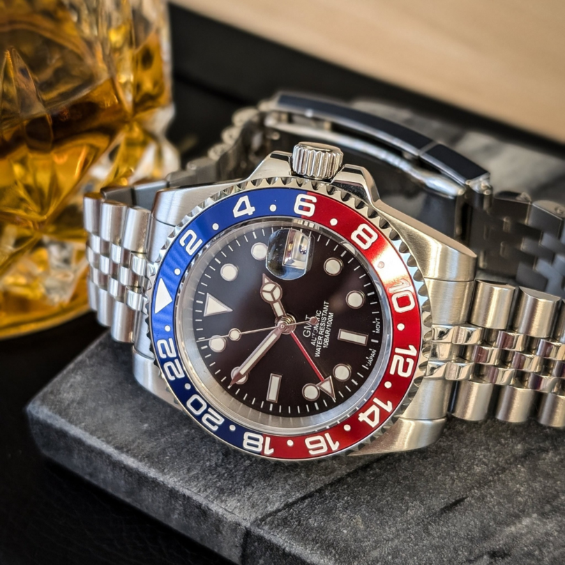 Seiko Mod GMT Pepsi horizontale Nahaufnahme, Saphirglas Tiefe, Gehäuse Profil, Pepsi Lünette, GMT Taucheruhr Konstruktion