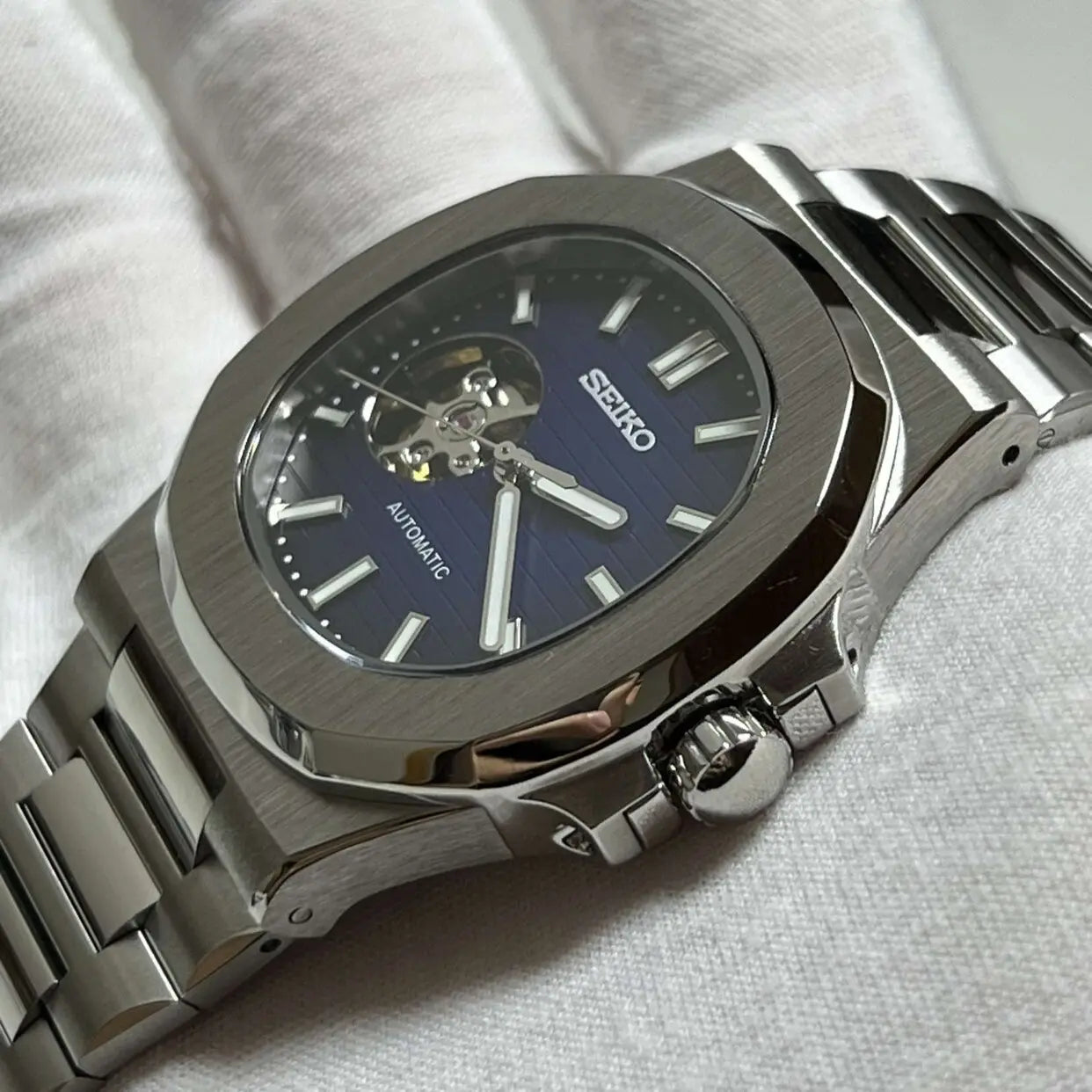 Seitenansicht der Seiko Mod Nautilus Royal Blue mit poliertem Edelstahlgehäuse, 40mm und dunkel blauen zifferblatts