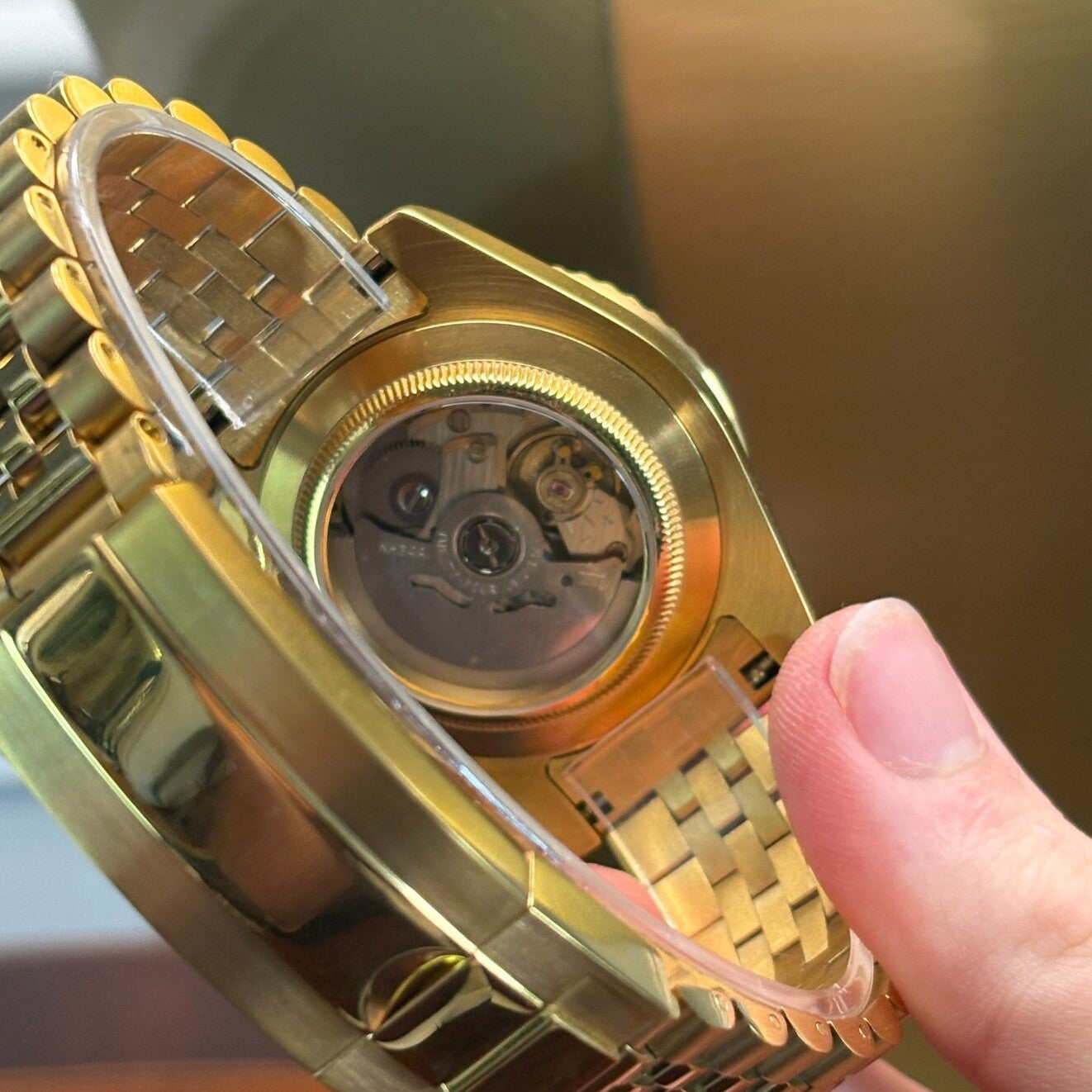 GMT Gold transparenter Gehäuseboden, NH34 Automatikwerk sichtbar durch Saphirglas, poliertes goldenes Finish, GMT Konstruktion