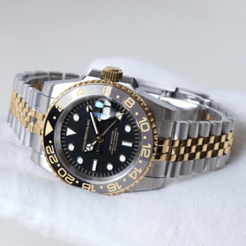 GMT Silver Gold Nahaufnahme, verschraubte Krone, Lünetten Zähne, zweifarbiges Jubilee Armband, Edelstahl Gold Konstruktion