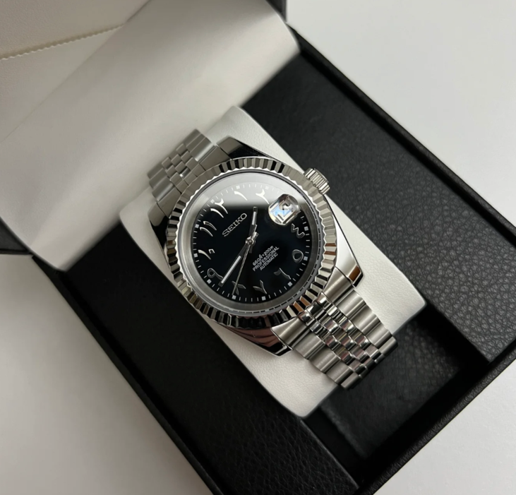Seiko Mod Datejust Black Arabic Draufsicht mit arabischen Ziffern und Jubilee Edelstahlarmband