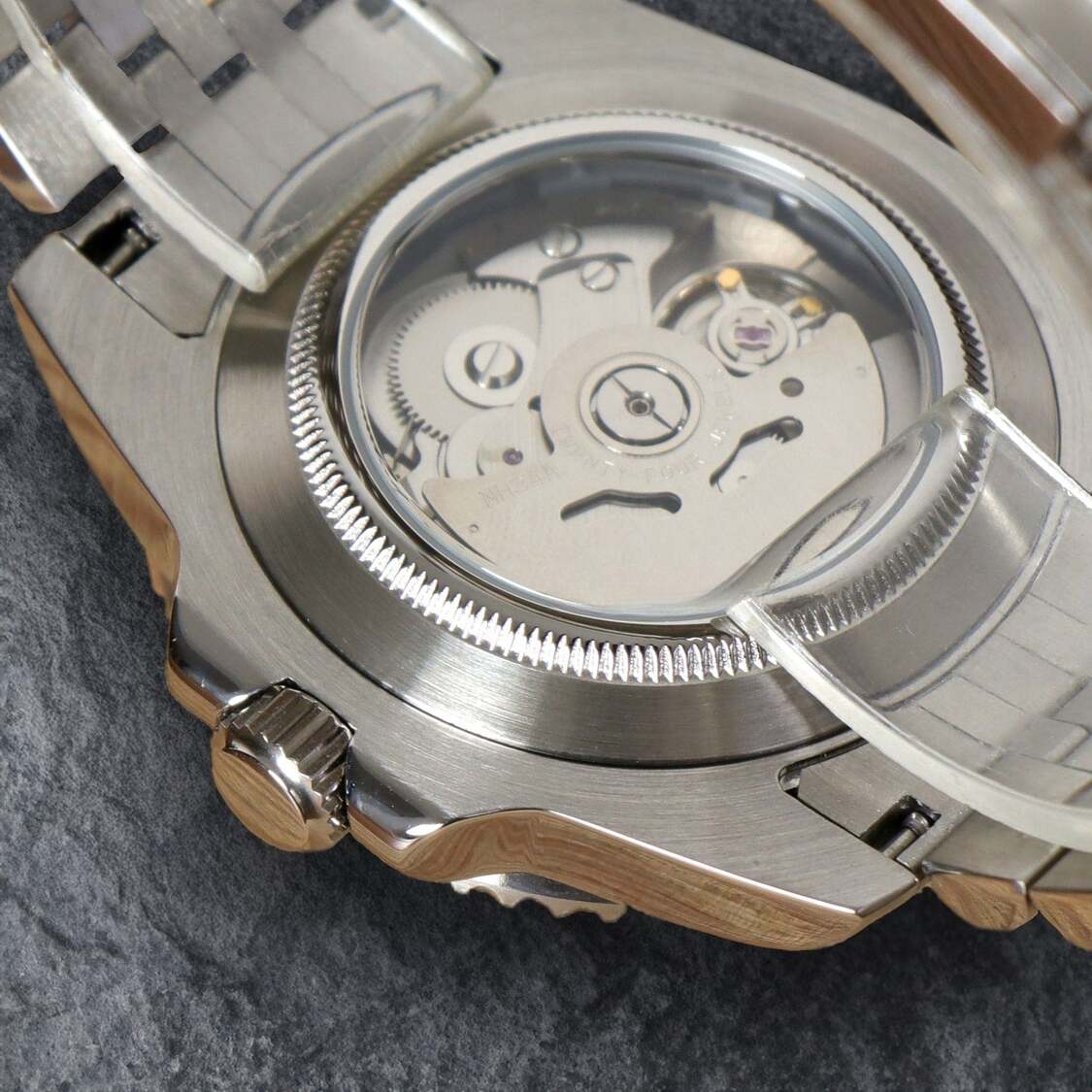 Seiko Mod Datejust Black Arabic Makroaufnahme mit NH35 Automatikwerk Rotor und Gehäuseboden