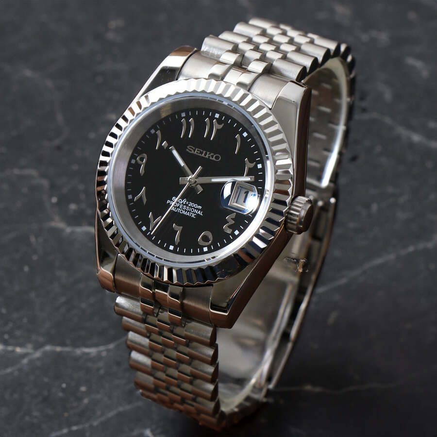 Seiko Mod Datejust Black Arabic Schrägansicht mit poliertem Finish und schwarzem Zifferblatt
