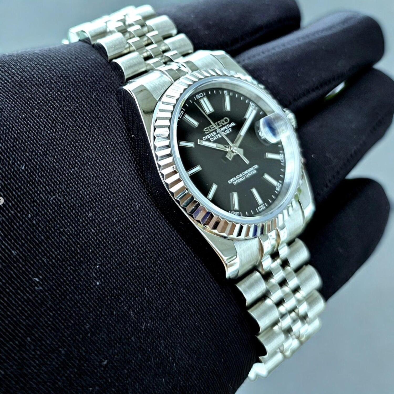 Seiko Mod Datejust Classic Black mit Fluted Bezel, Cyclops Datumslupe und schwarzem Zifferblatt