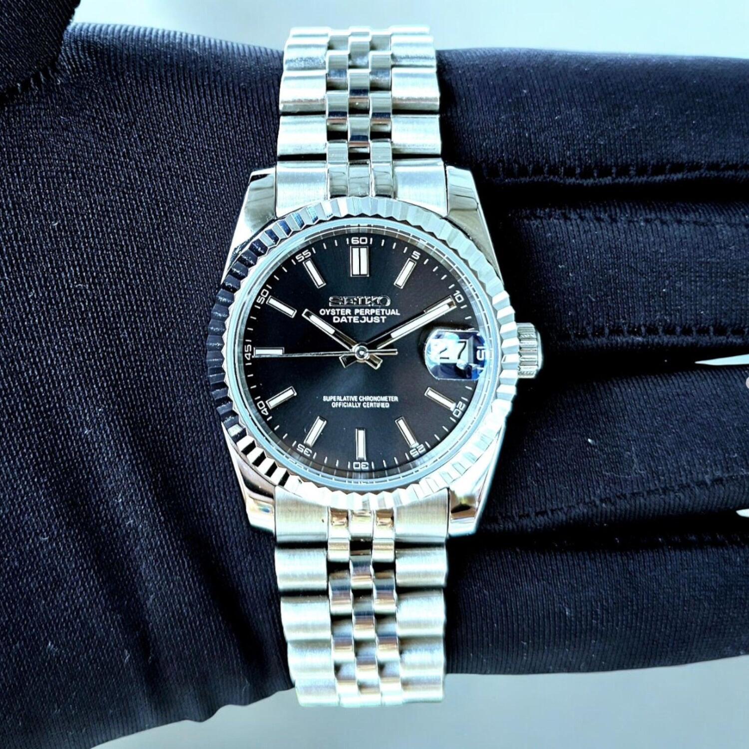 Seiko Mod Datejust Classic Black Frontansicht mit schwarzem Zifferblatt und Jubilee Armband