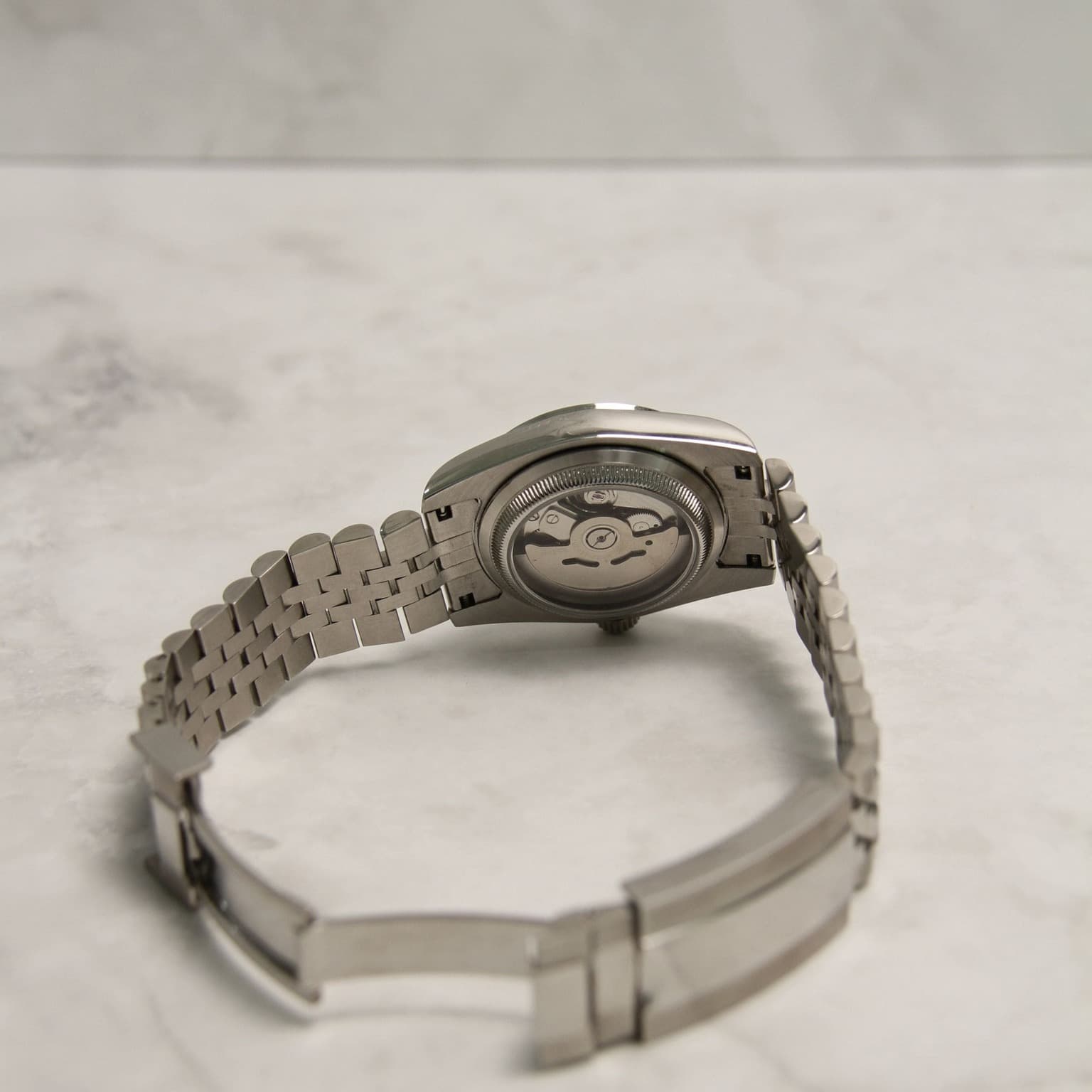 Seiko Mod Datejust Grey Smooth Bezel mit transparentem Gehäuseboden, sichtbarem NH35 Automatikwerk, Edelstahlgehäuse 36mm und Jubilee-Armband auf Marmor