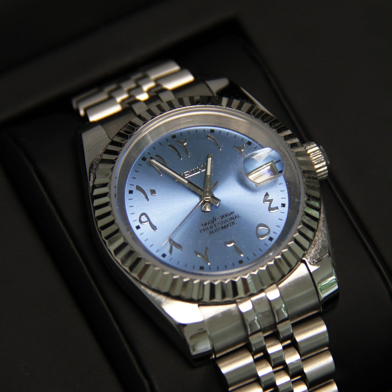 Seiko Mod Datejust Ice Blue Arabic Handgelenk Perspektive mit erhabenen arabischen Ziffern
