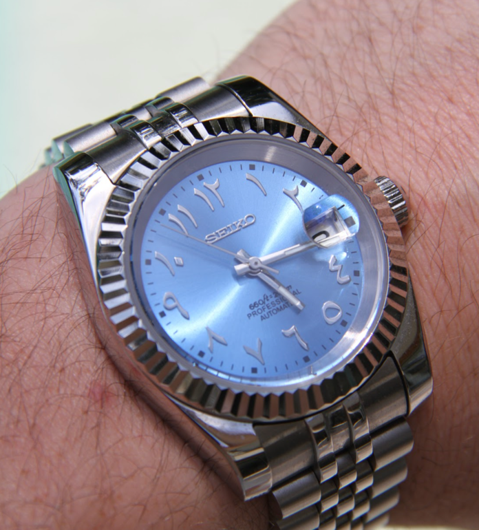 Seiko Mod Datejust Ice Blue Arabic am Handgelenk mit gebürstetem Armband und Fluted Bezel