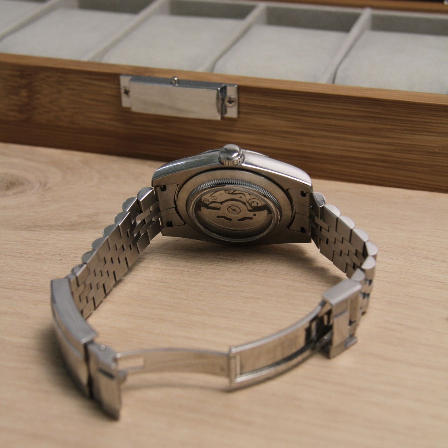 Seiko Mod Datejust Ice Blue Arabic Gehäuseboden mit NH35 Automatikwerk sichtbar