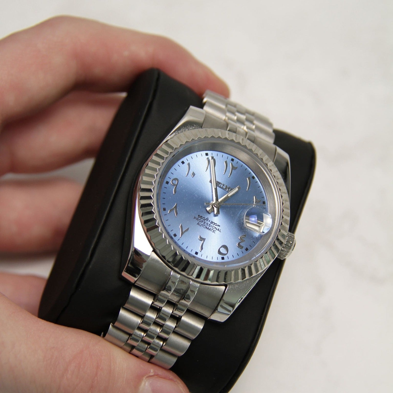 "Seiko Mod Datejust Ice Blue Arabic Nahaufnahme mit poliertem Fluted Bezel und eisblauem Zifferblatt