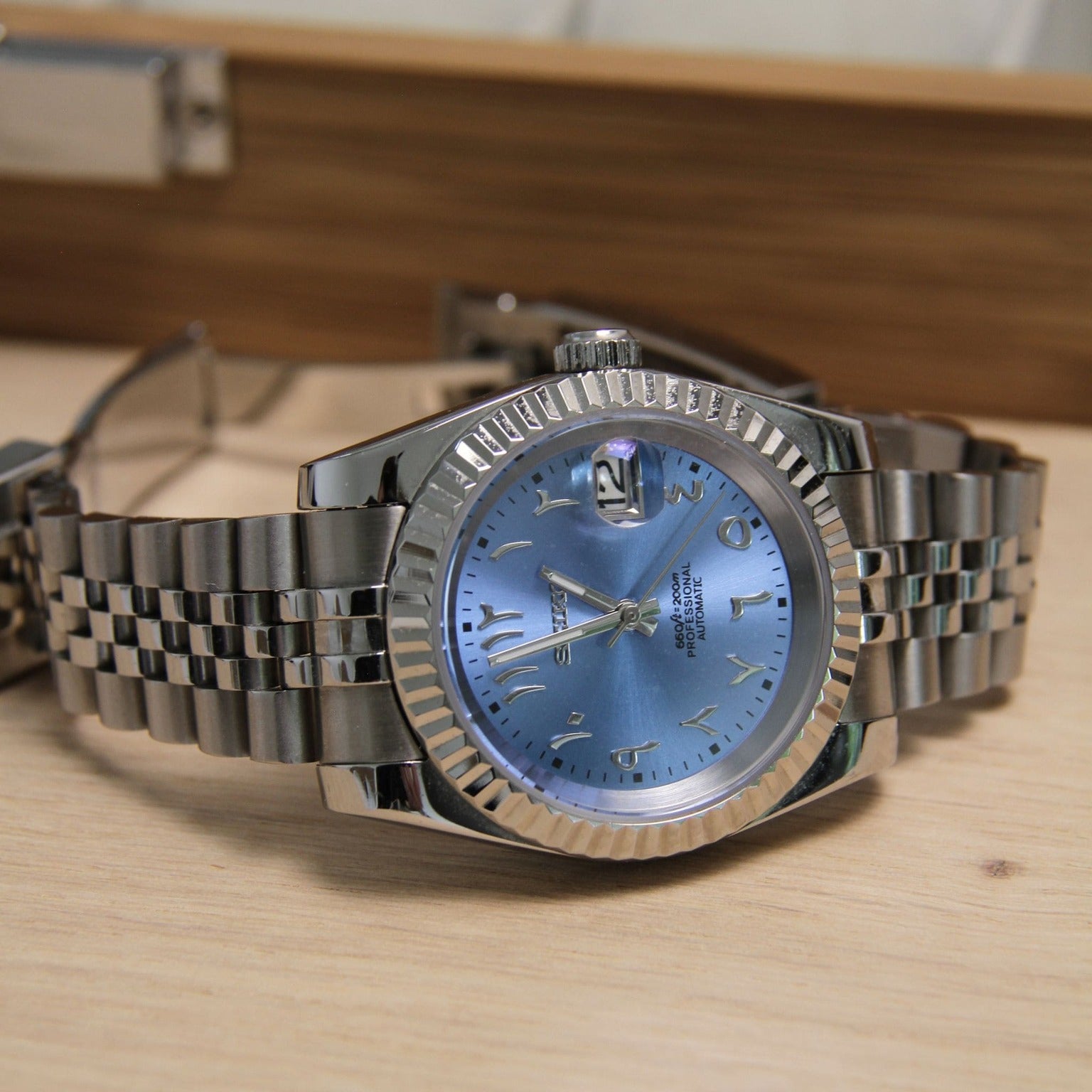Seiko Mod Datejust Ice Blue Arabic horizontal mit reflektierendem Sunburst-Zifferblatt