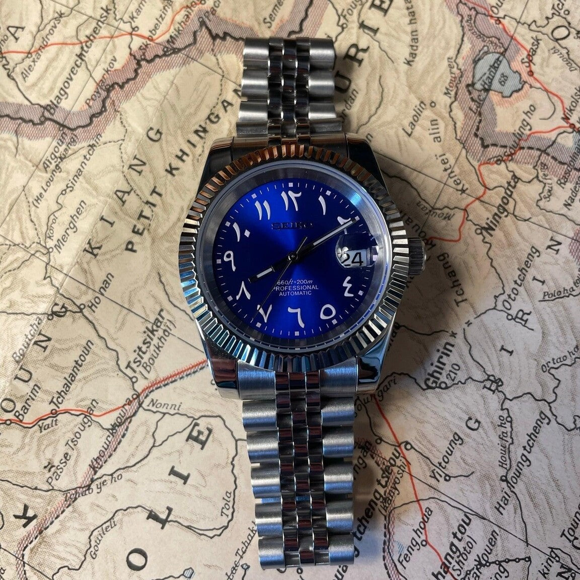 Seiko Mod Datejust Royal Blue Arabic Draufsicht mit blauem Zifferblatt und Jubilee Armband Details
