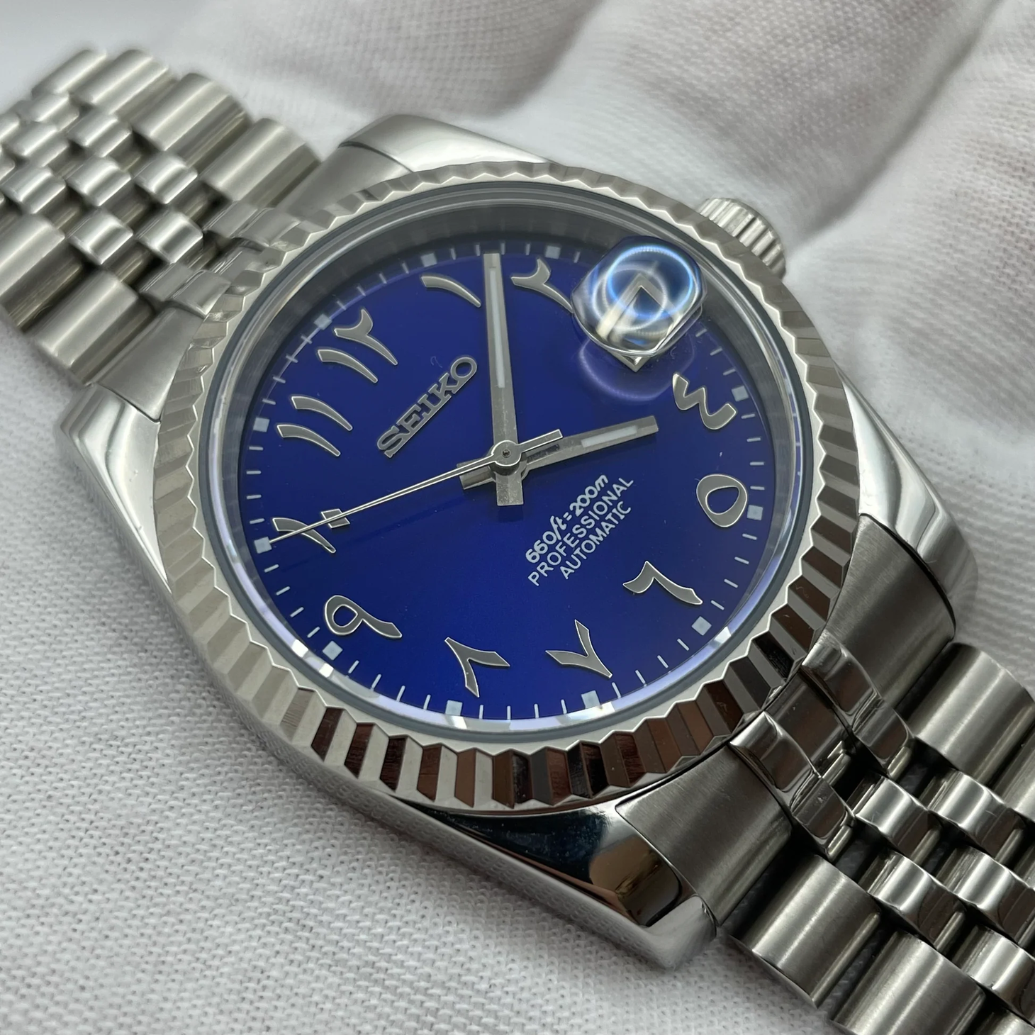 Seiko Mod Datejust Royal Blue Arabic Nahaufnahme mit Fluted Bezel und königsblauem Zifferblatt