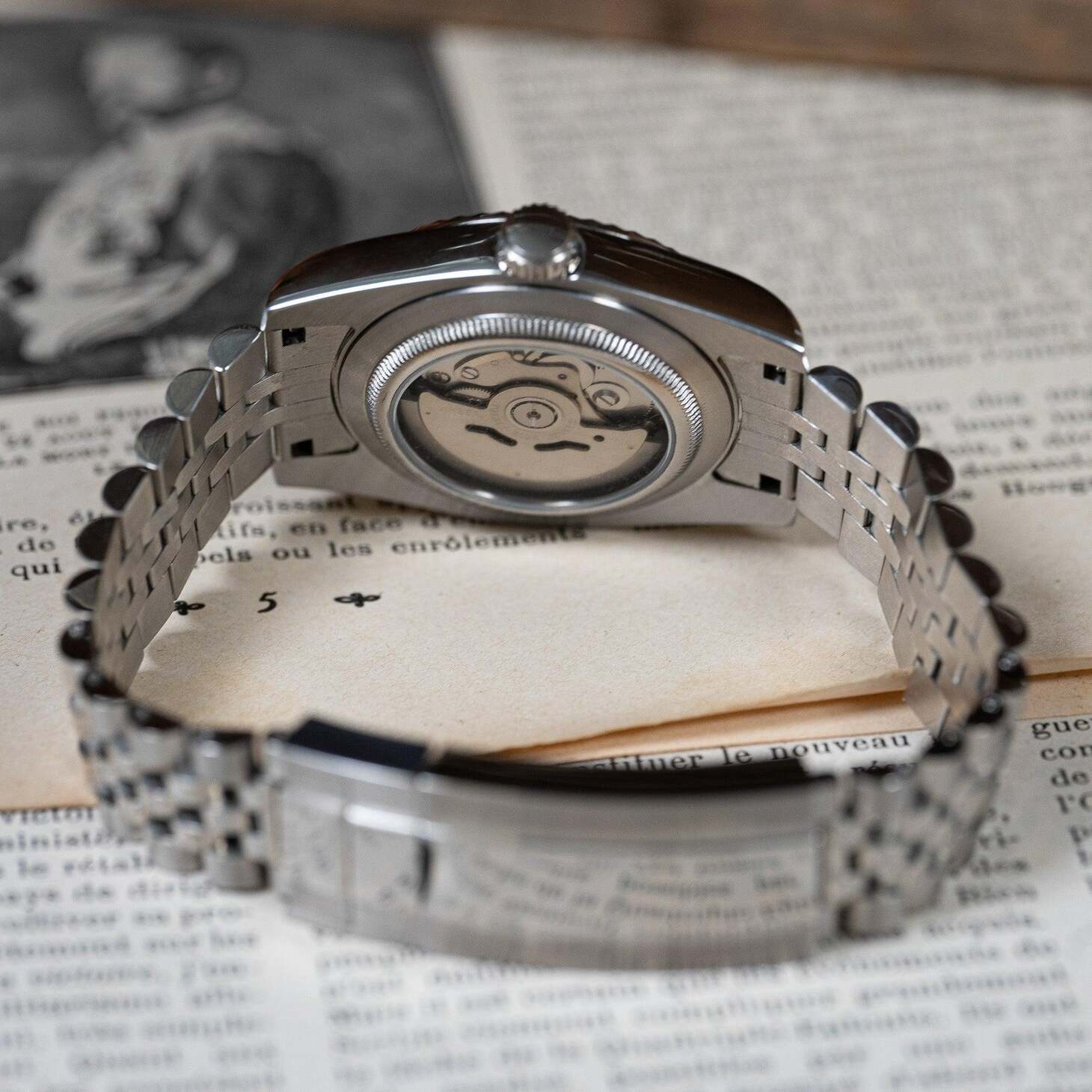 Seiko Mod Datejust Royal Blue Arabic transparenter Gehäuseboden mit NH35 Automatikwerk sichtbar