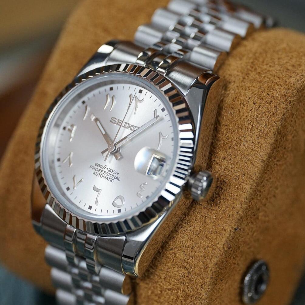 Seiko Mod Datejust Silver Arabic mit silbernem Zifferblatt, gerillter Lünette und arabischen Ziffern