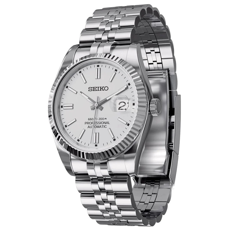 Seiko Mod Datejust Silver mit gerillter Lünette und Datumsanzeige, Seitenansicht