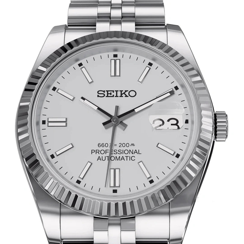 Nahaufnahme des silbernen Zifferblatts der Seiko Mod Datejust Silver mit Datumsanzeige und Jubilé-Armband