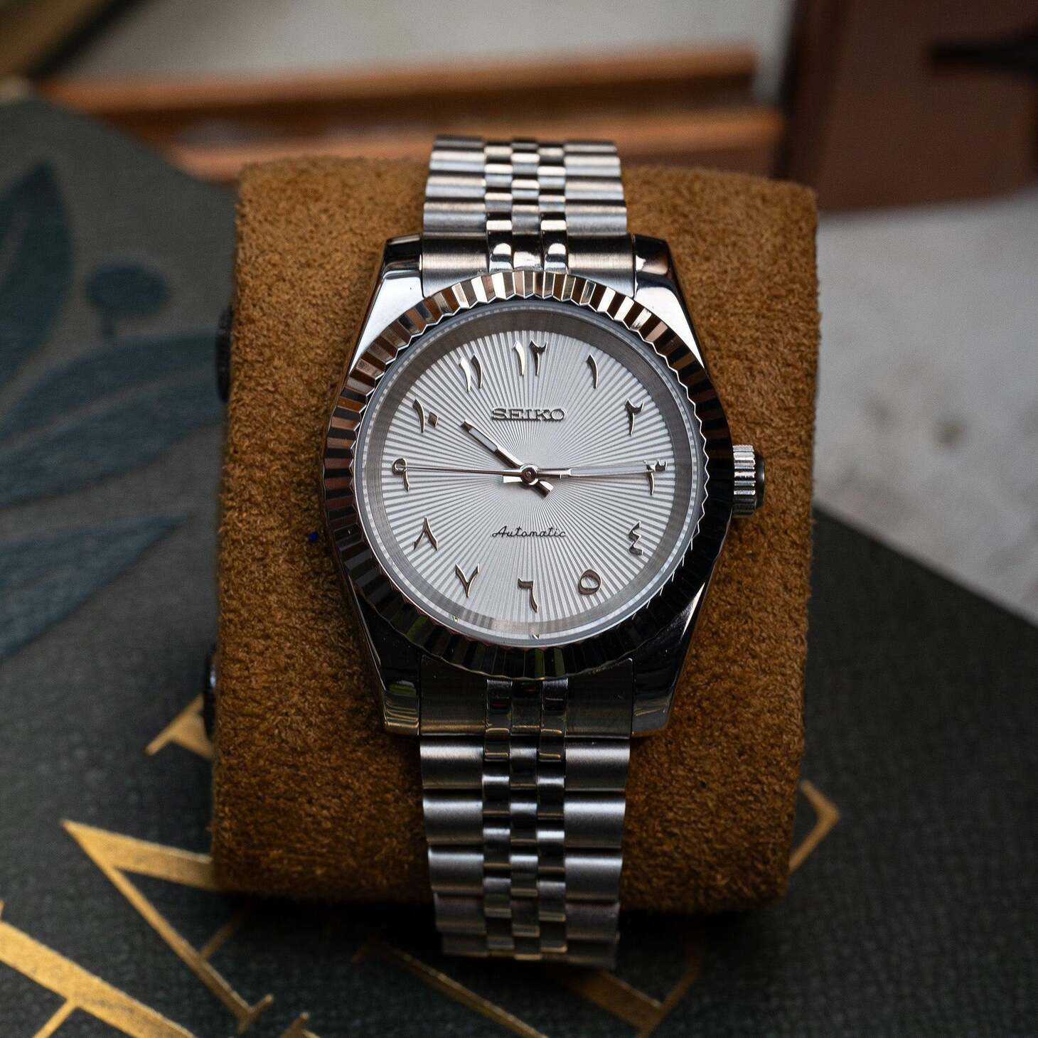 Seiko Mod Datejust White Textured Arabic Frontansicht mit NH35 Automatikwerk, strukturiertem Zifferblatt, arabischen Ziffern und Fluted Bezel