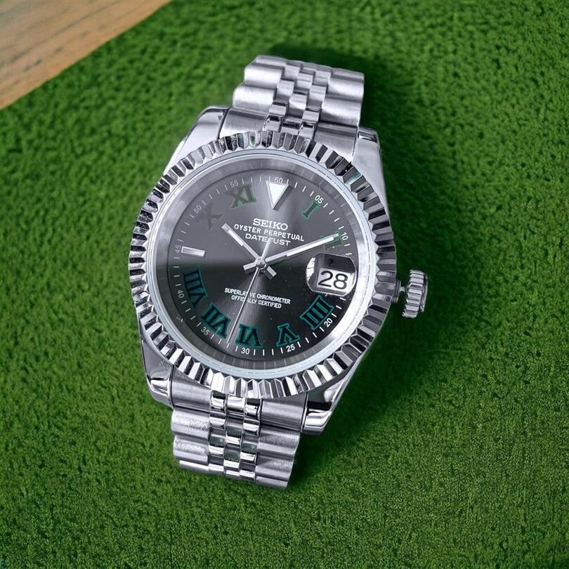 Seiko Mod Datejust Wimbledon Draufsicht mit NH35 Automatikwerk, grauem Zifferblatt, leuchtenden grünen Indizes und Jubilee Armband