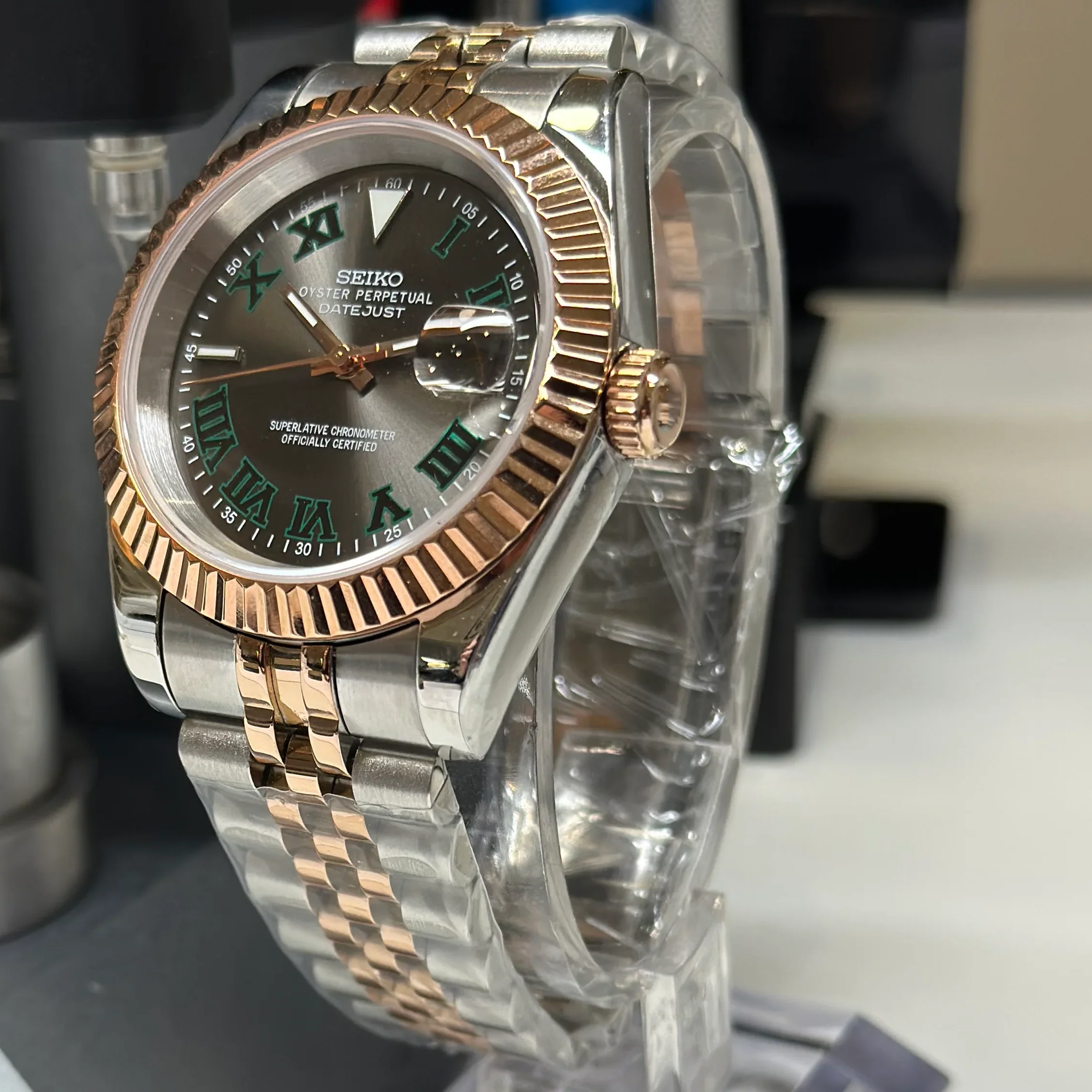 Seiko Mod Datejust Wimbledon Two-Tone Schrägansicht mit NH35 Automatikwerk, grünen römischen Ziffern, Roségold-Gehäuse und Edelstahl