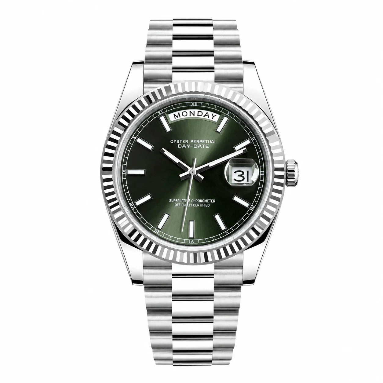 Frontalaufnahme der Seiko Mod Day-Date Grün mit geriffelter Lünette und Datumslupe