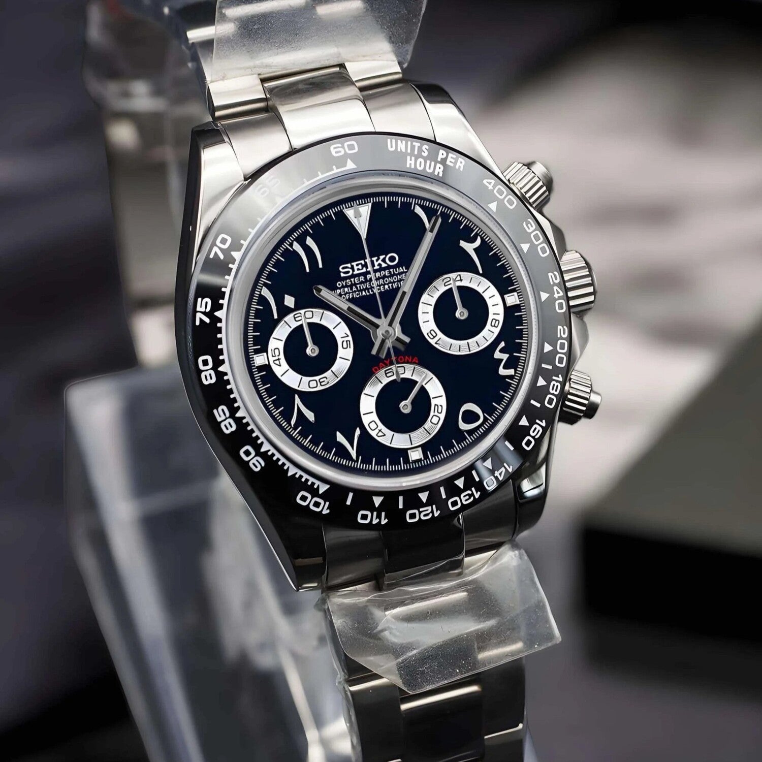 Seiko Mod Daytona Black Arabic Seitenansicht mit Edelstahlgehäuse, arabischen Ziffern und schwarzer Keramik-Lünette