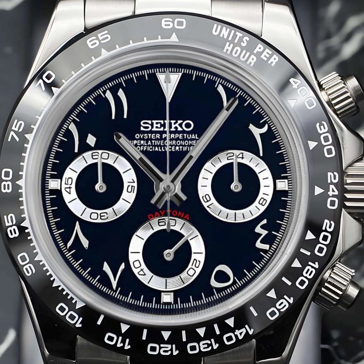 Seiko Mod Daytona Black Arabic Nahaufnahme mit schwarzem Zifferblatt, silbernen Subdials, Keramik-Lünette und Leuchtzeigern