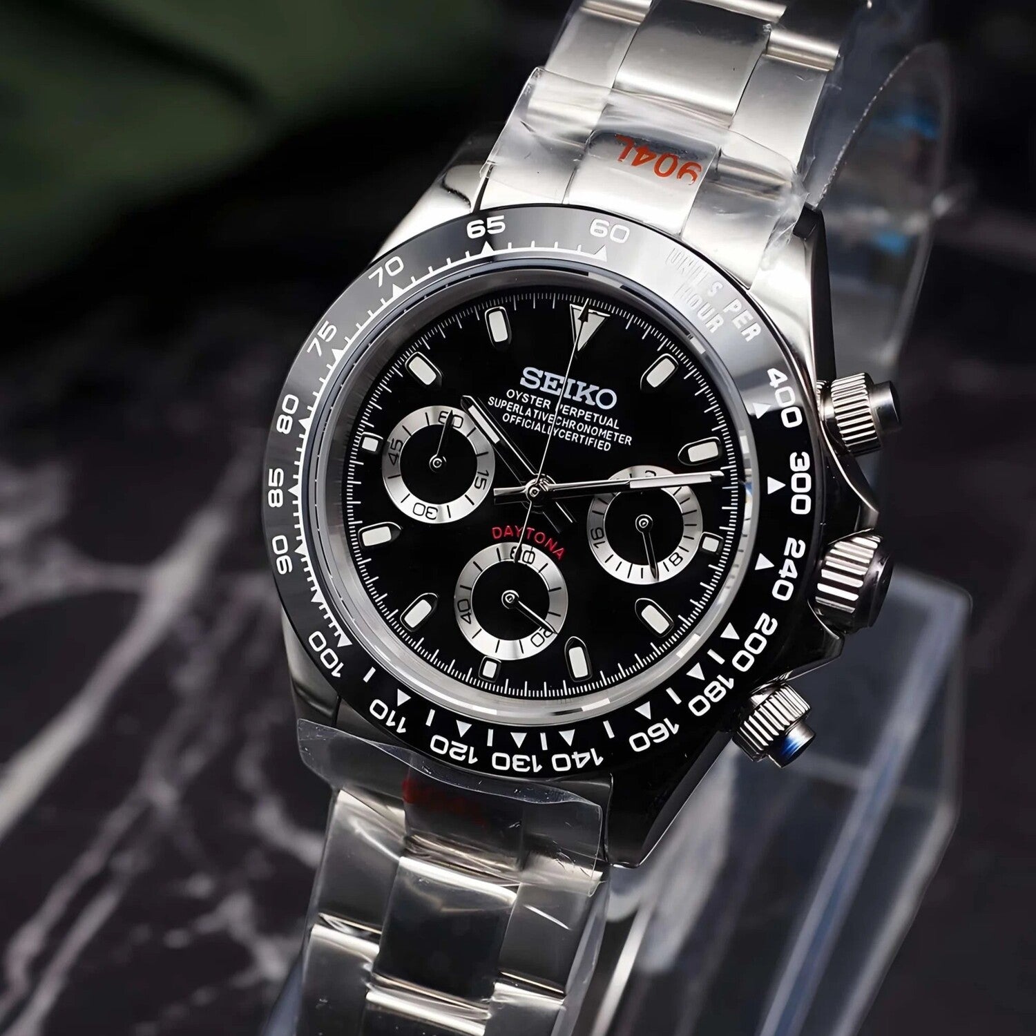 Seiko Mod Daytona Black Panda Seitenansicht mit Edelstahlgehäuse, schwarzer Keramik-Lünette und silbernen Subdials
