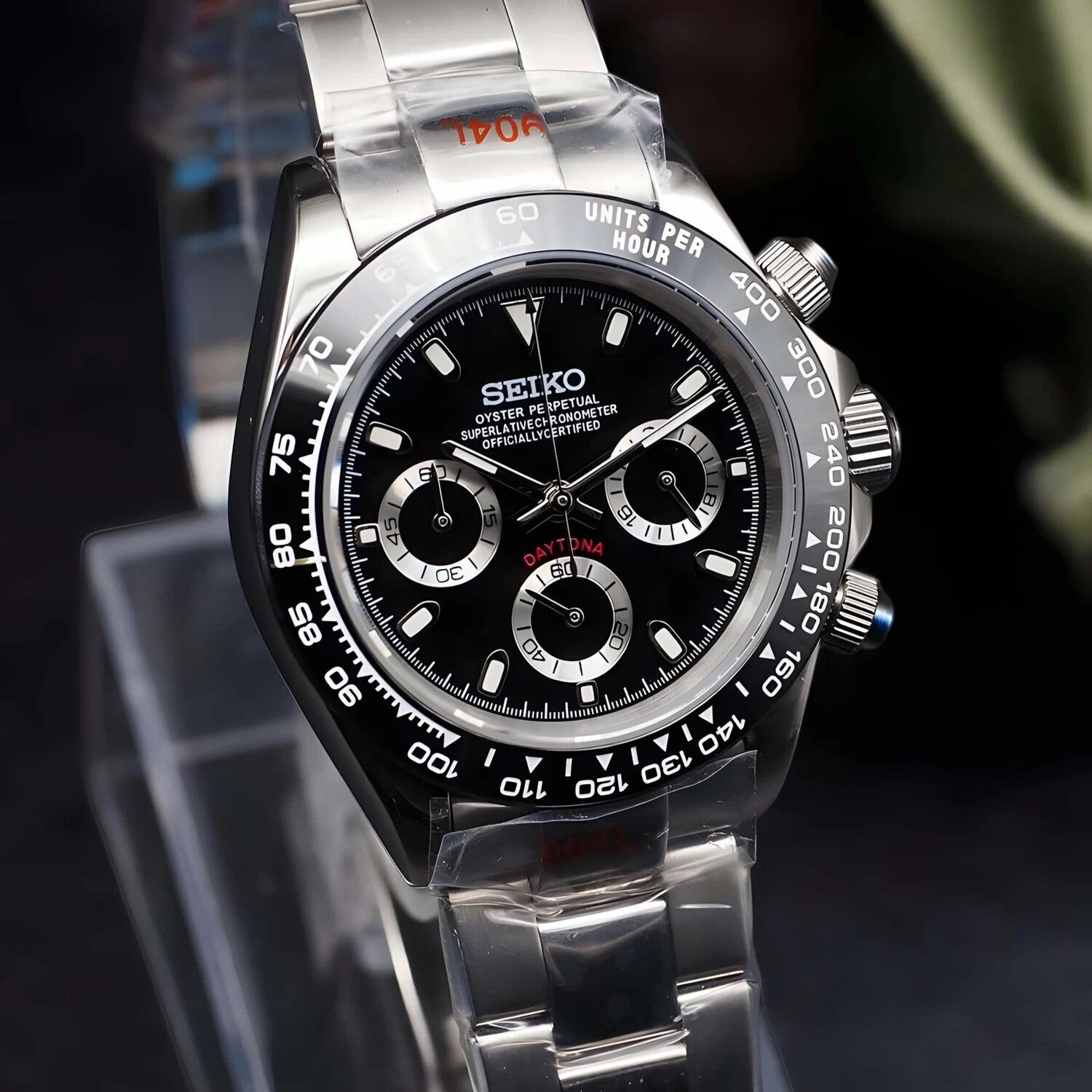 Seiko Mod Daytona Black Panda Schrägansicht mit schwarzem Zifferblatt, silbernen Subdials, Tachymeter-Lünette und polierten Chronograph-Drückern