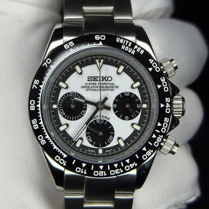 Seiko Mod Daytona Black White Panda Frontansicht mit weißem Zifferblatt, schwarzen Subdials und schwarzer Keramik-Lünette