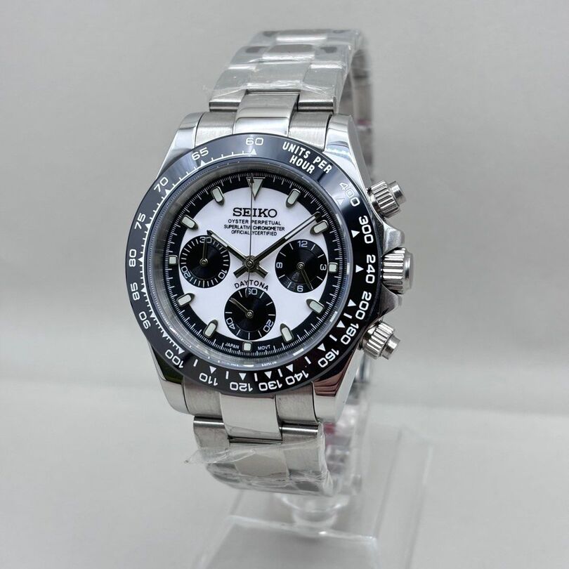 Seiko Mod Daytona Black White mit schwarzer Keramik-Lünette, weißem Zifferblatt und schwarzen Subdials auf Edelstahlarmband