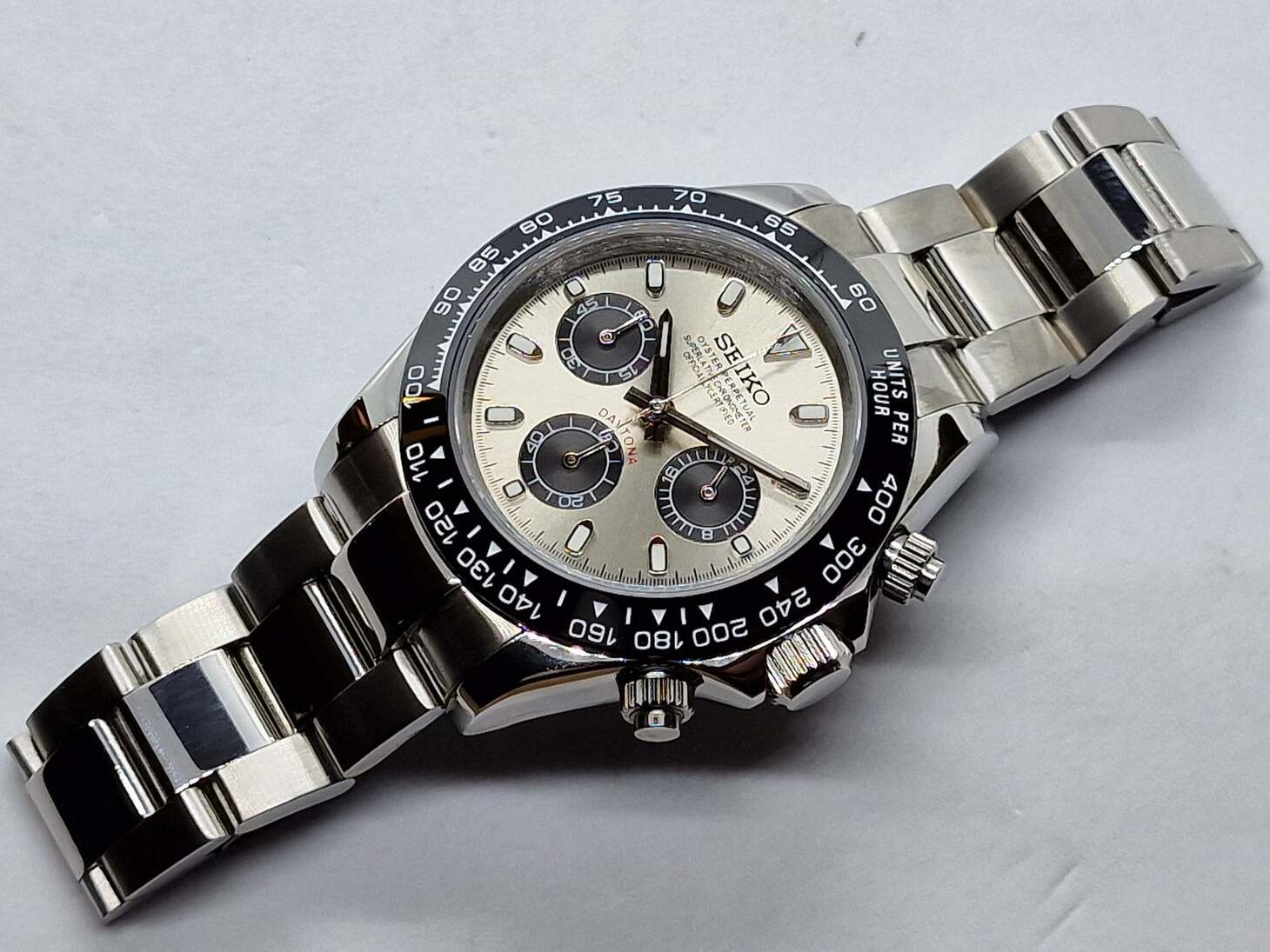 Seiko Mod Daytona Champagne Draufsicht mit champagnerfarbenem Zifferblatt, schwarzer Keramik-Lünette und Edelstahlarmband