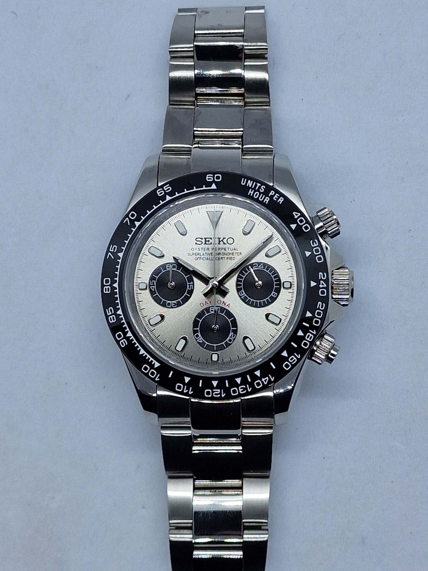 Seiko Mod Daytona Champagne mit champagnerfarbenem Zifferblatt, schwarzer Keramik-Lünette und Oyster Edelstahlarmband