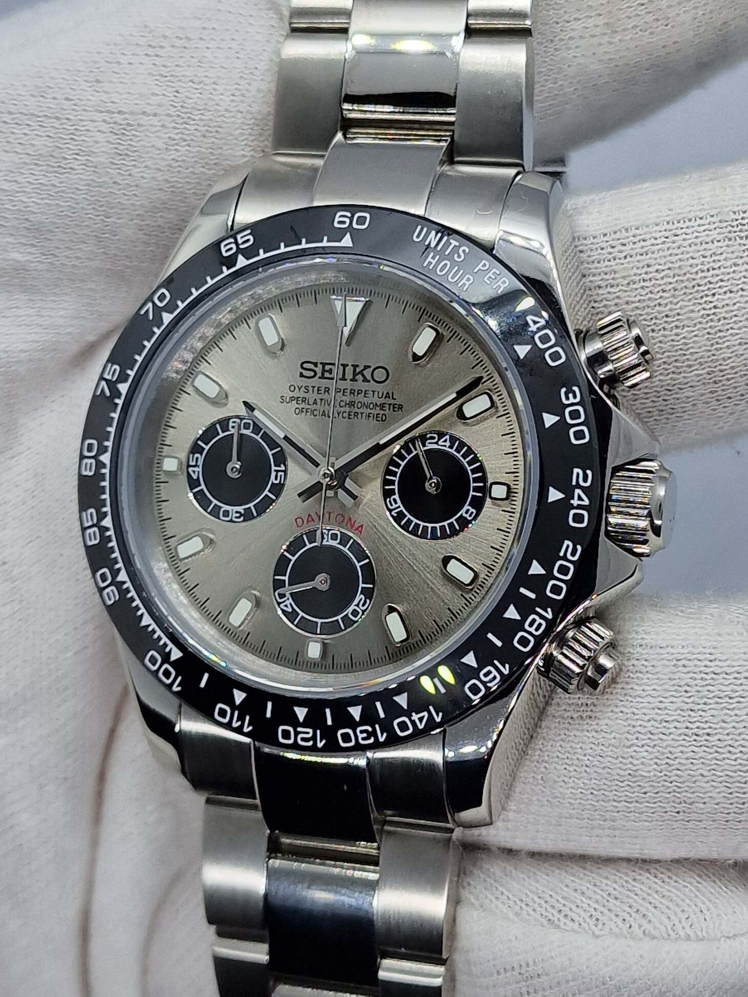 Seiko Mod Daytona Champagne Nahaufnahme mit champagnerfarbenem Zifferblatt, Leuchtzeigern und Tachymeter-Lünette