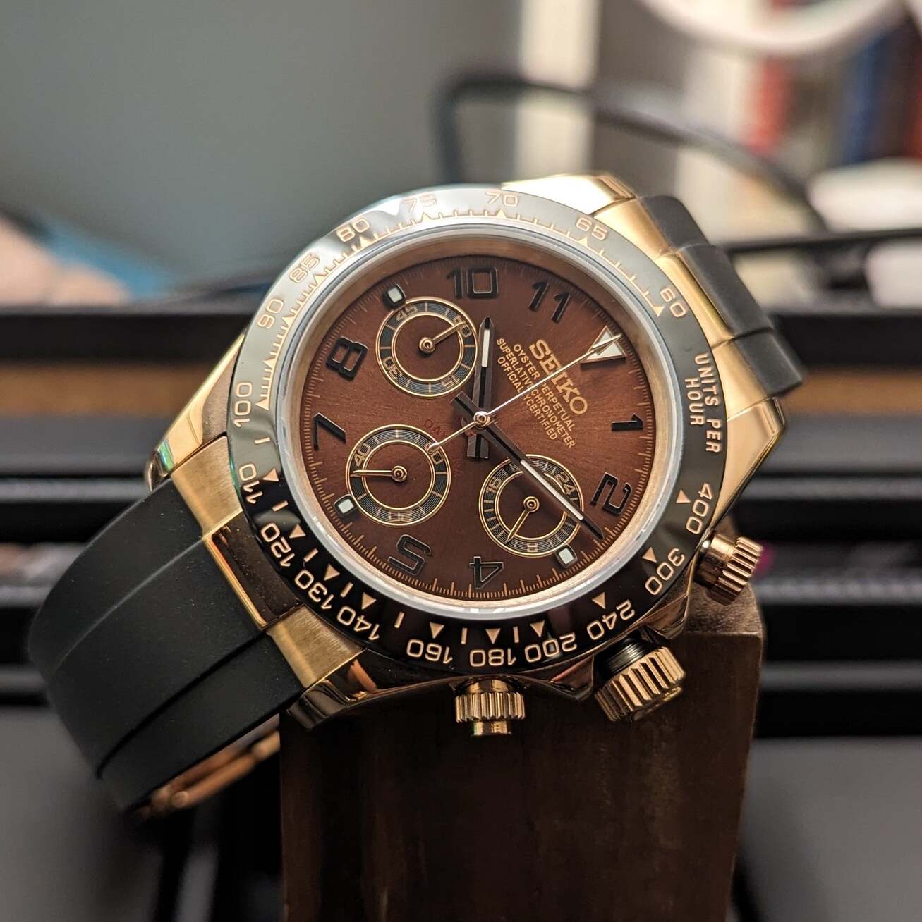 Seiko Mod Daytona Chocolate Schrägansicht mit Roségold-Gehäuse, braunem Zifferblatt, arabischen Ziffern und Kautschukarmband