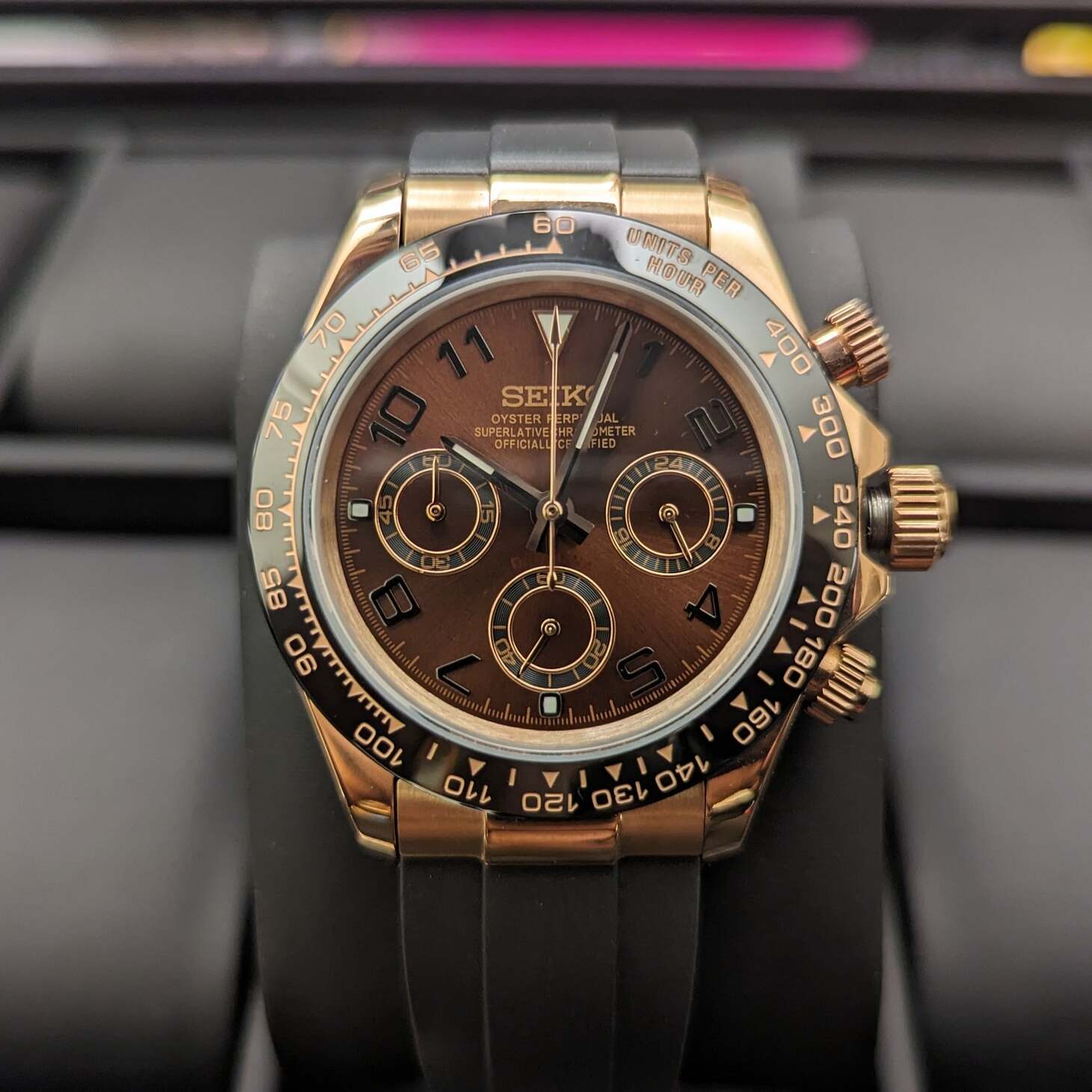 Seiko Mod Daytona Chocolate Frontansicht mit Sunburst-Zifferblatt, arabischen Ziffern, drei Subdials und schwarzem Kautschukarmband