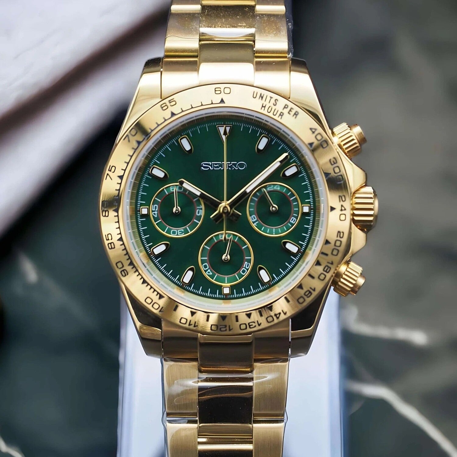 Seiko Mod Daytona Gold Green Frontansicht mit glänzendem grünem Zifferblatt, goldenen Akzenten und poliertem Oyster Armband